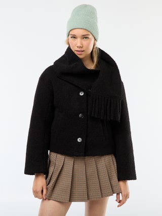 Manteau court en laine avec une écharpe amovible