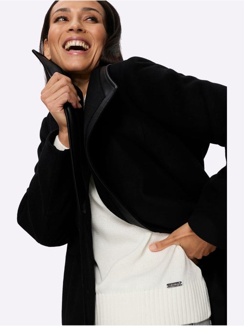 Manteau Court Encolure Tendance - Taille Standard - Helline - Kiabi Manteau Court Encolure Tendance - Taille Standard - Helline - Kiabi