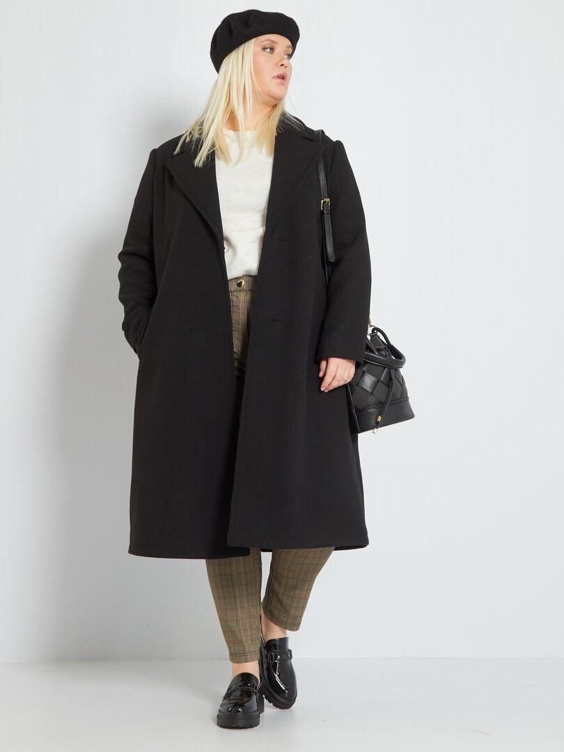 Mode femme tenue confortable, casual avec un jogging noir, un long manteau  noir en peluche et des bas…