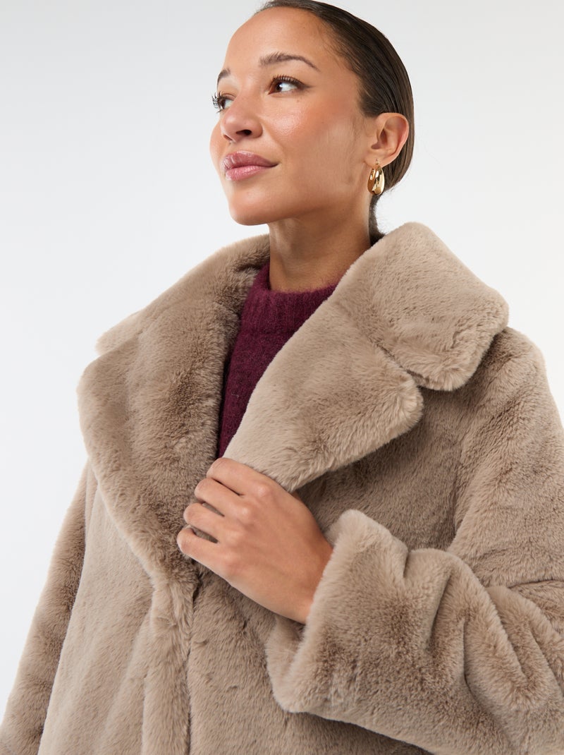 Manteau long imitation fourrure Taupe - Kiabi