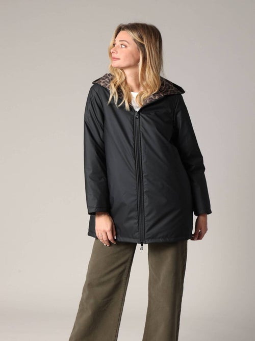 Manteau long réversible, un côté uni et un côté imprimé léopard
 'Deeluxe' - Kiabi
