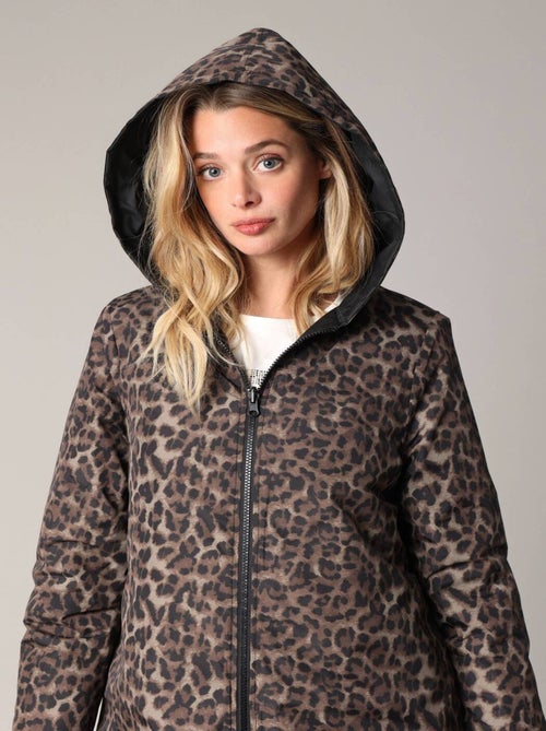 Manteau long réversible, un côté uni et un côté imprimé léopard
 'Deeluxe' - Kiabi
