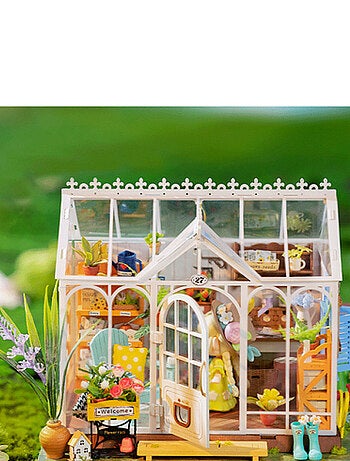 Maquette dreamy garden house