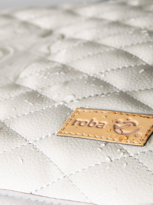 Matelas à langer matelassé déperlant en cuir PU 'Luxe' ROBA - Kiabi Matelas à langer matelassé déperlant en cuir PU 'Luxe' ROBA - Kiabi