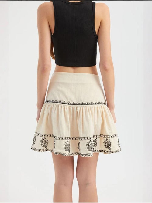 Mini-jupe brodée à volants taille haute - Kiabi