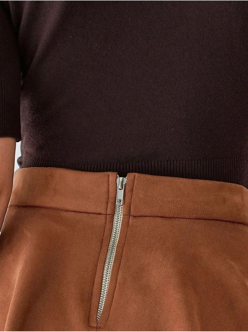 Mini-jupe taille haute en faux daim avec fermeture éclair Camel - Kiabi