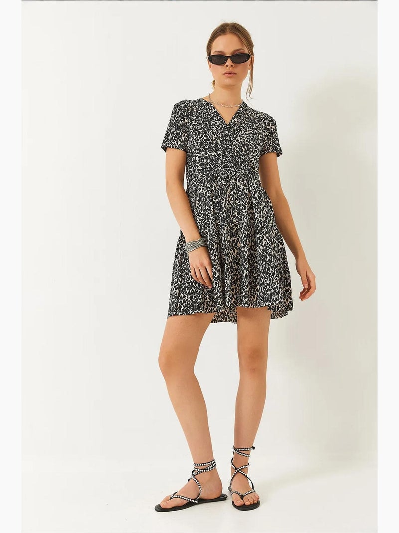 Mini-robe à manches courtes et col cache-cœur à motifs lucci Noir - Kiabi