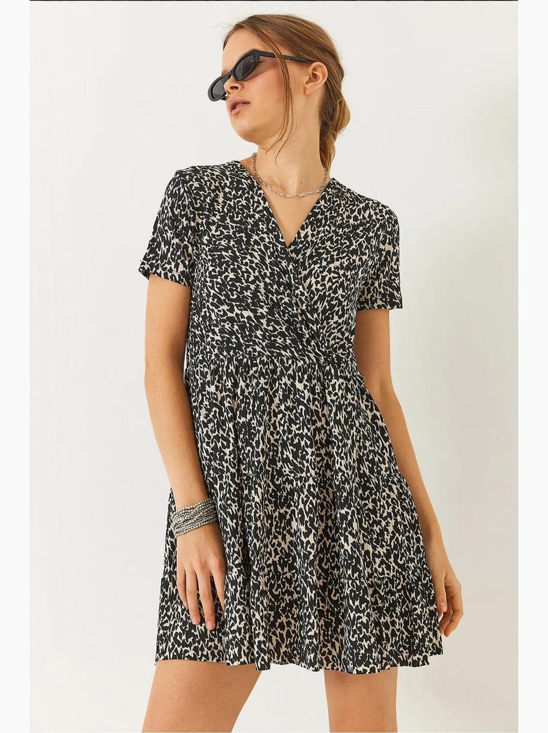 Mini-robe à manches courtes et col cache-cœur à motifs lucci Noir - Kiabi