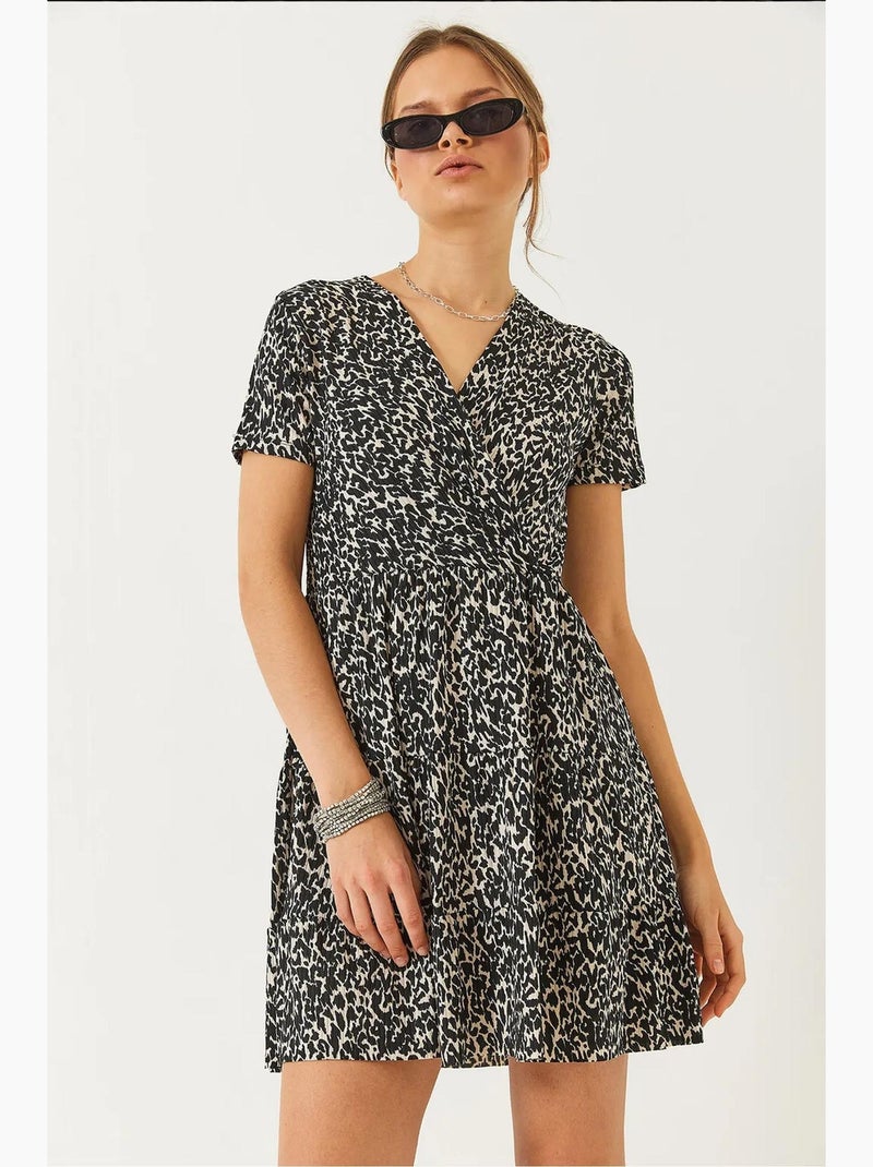 Mini-robe à manches courtes et col cache-cœur à motifs lucci Noir - Kiabi