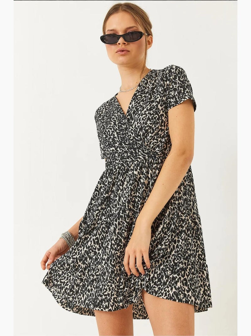 Mini-robe à manches courtes et col cache-cœur à motifs lucci Noir - Kiabi