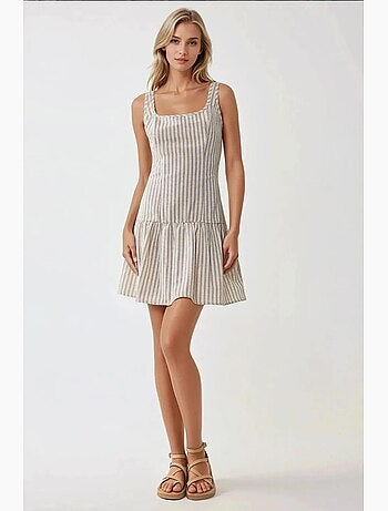 Mini-robe ajustée à col carré