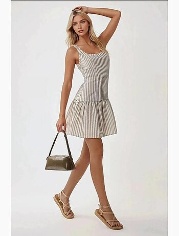 Mini-robe ajustée à col carré