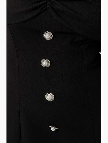 Mini-robe exclusive à épaules dénudées et détails boutonnés