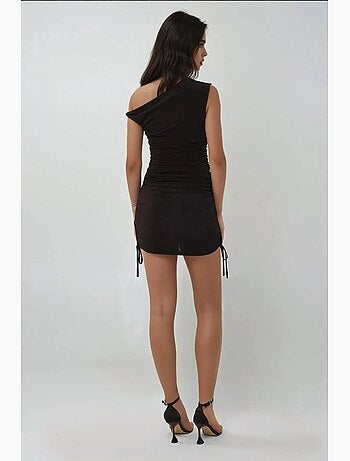 Mini-robe moulante à col asymétrique et détails découpés hiccup