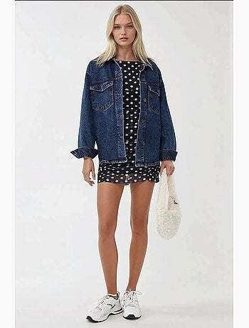 Mini-robe moulante à pois et col bateau