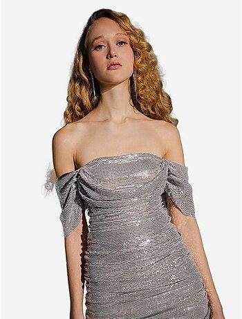 Mini-robe moulante à sequins et col bénitier