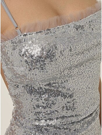 Mini robe moulante à sequins et col carré