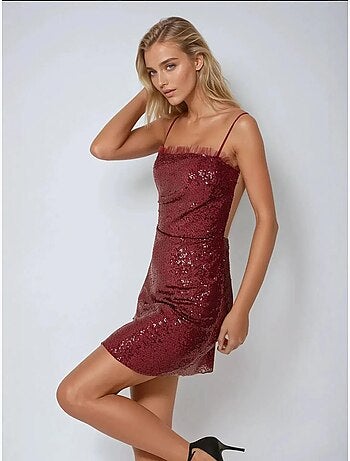Mini robe moulante à sequins et col carré