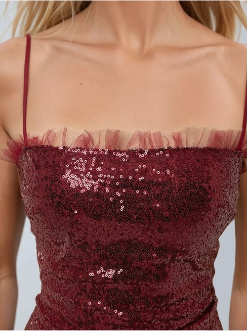 Mini robe moulante à sequins et col carré - Kiabi Mini robe moulante à sequins et col carré - Kiabi