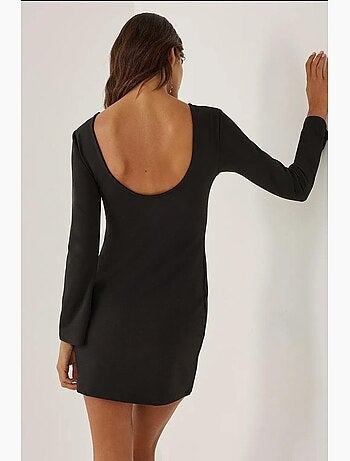 Mini-robe moulante avec décolleté dans le dos