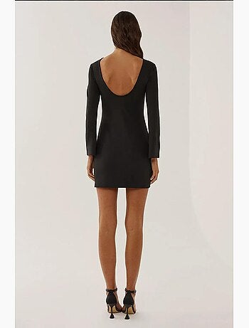 Mini-robe moulante avec décolleté dans le dos