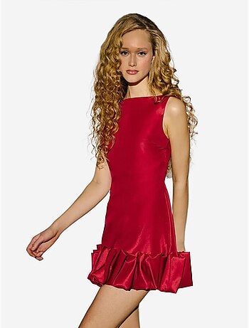 Mini-robe moulante dos nu avec ourlet ballon