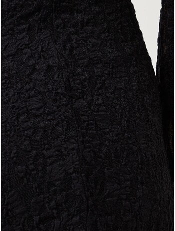 Mini-robe moulante en dentelle avec doublure