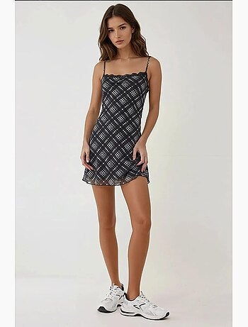 Mini-robe patineuse imprimée avec détails en dentelle
