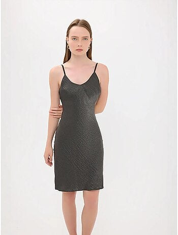Mini-robe trapèze sans manches en satin