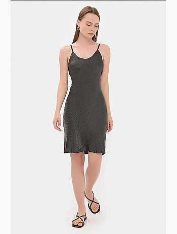 Mini-robe trapèze sans manches en satin