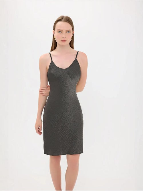 Mini-robe trapèze sans manches en satin - Kiabi