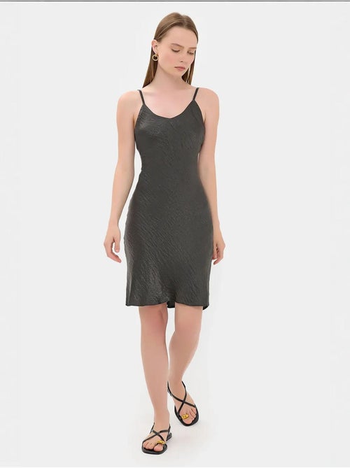 Mini-robe trapèze sans manches en satin - Kiabi