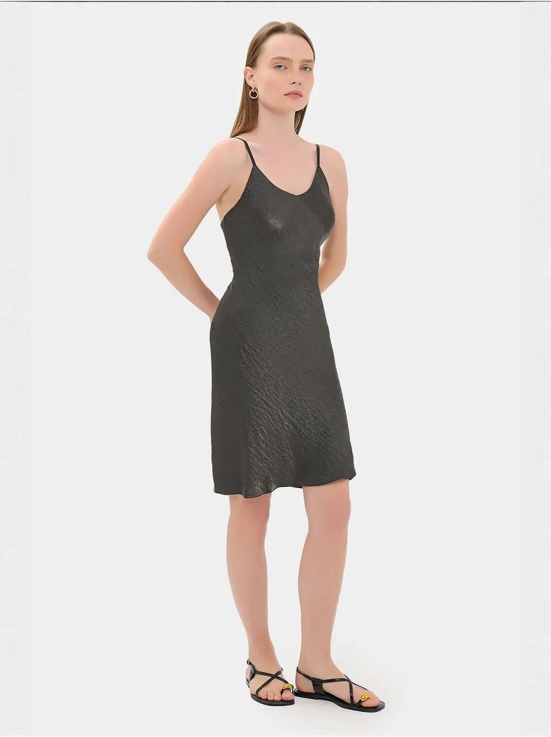 Mini-robe trapèze sans manches en satin Noir - Kiabi