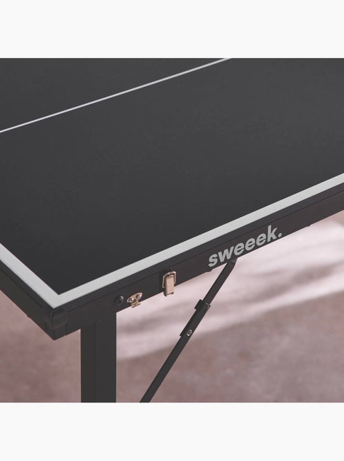 Mini table de ping pong intérieure pliante avec 4 raquettes et 6 balles - Kiabi Mini table de ping pong intérieure pliante avec 4 raquettes et 6 balles - Kiabi