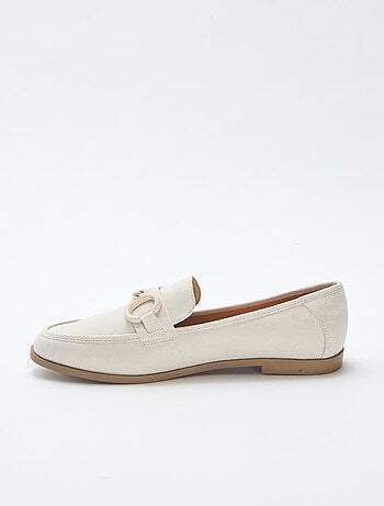 Mocassins type suédine avec bijou décoratif sur le dessus
