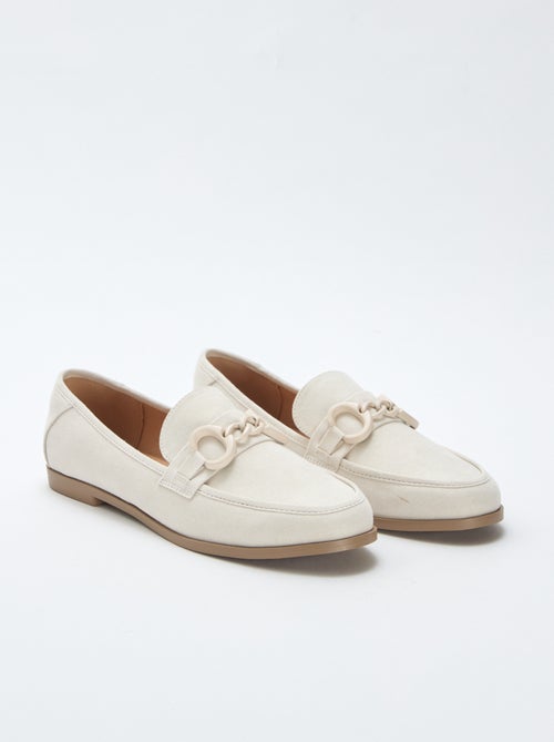 Mocassins type suédine avec bijou décoratif sur le dessus - Kiabi