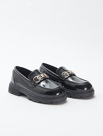Mocassins vernis avec boucle dorée