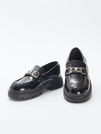 Mocassins vernis avec boucle dorée