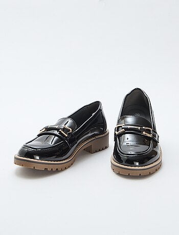 Mocassins vernis avec sangles dorées décoratives
