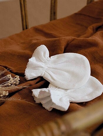 Moufles de naissance en coton blanches