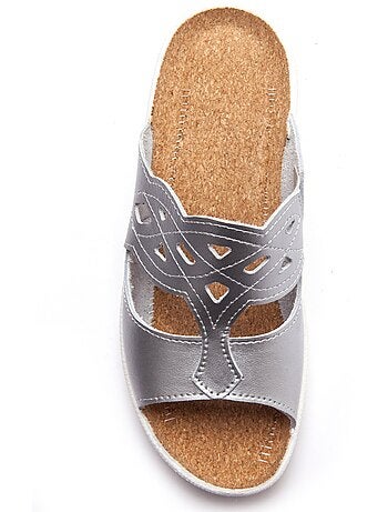 Mules à perforations fantaisie