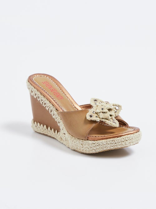 Mules à talon compensé fleur tissu - Kiabi