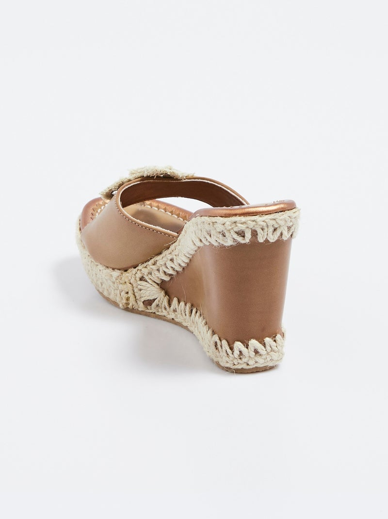 Mules à talon compensé fleur tissu Beige - Kiabi