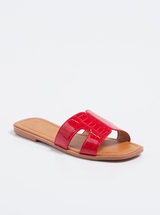 Mules plates vernies, imitation croco