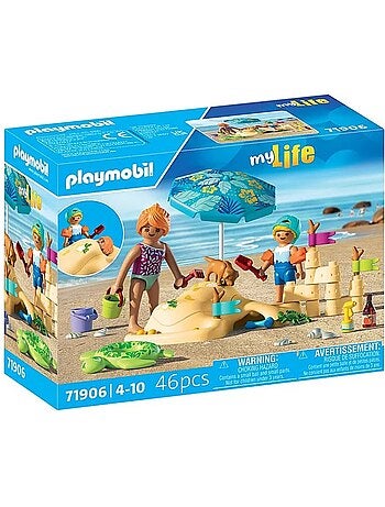 My Life Famille jouant dans le sable à la plage