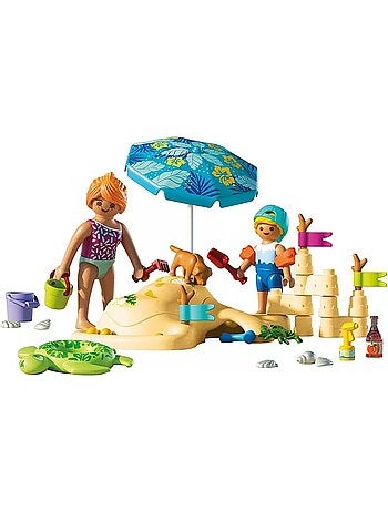 My Life Famille jouant dans le sable à la plage