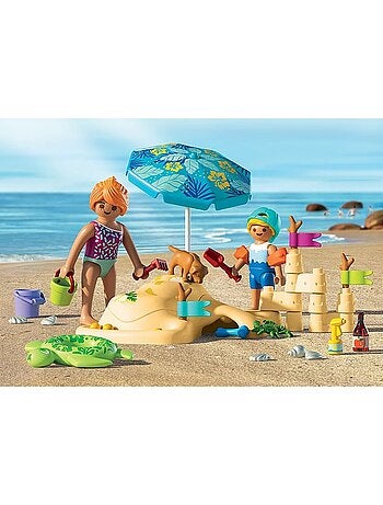 My Life Famille jouant dans le sable à la plage