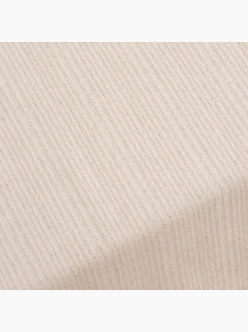 Nappe antitache avec tissu texturé à fines rayures - Gamusi. - Kiabi Nappe antitache avec tissu texturé à fines rayures - Gamusi. - Kiabi
