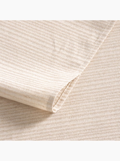 Nappe antitache avec tissu texturé à fines rayures - Gamusi. - Kiabi Nappe antitache avec tissu texturé à fines rayures - Gamusi. - Kiabi
