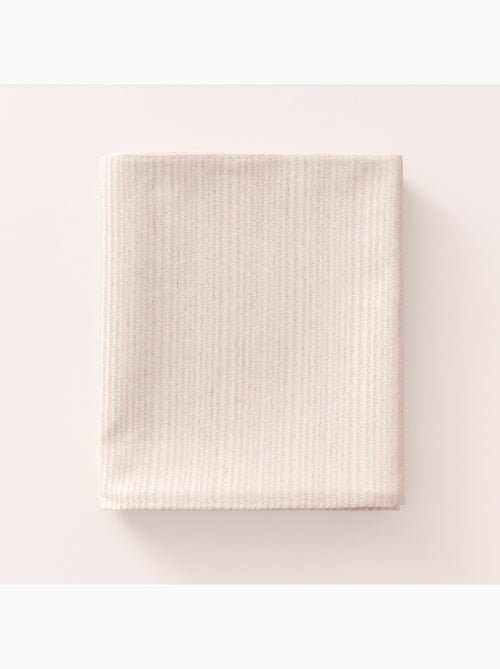 Nappe antitache avec tissu texturé à fines rayures - Gamusi. - Kiabi Nappe antitache avec tissu texturé à fines rayures - Gamusi. - Kiabi